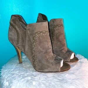 Vince Camuto - size 9